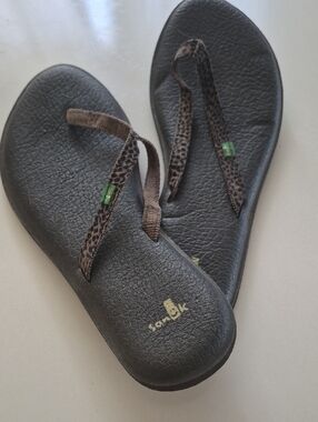 Sanuk Black Footbed Brown Leopard Print Strap Flip Flops